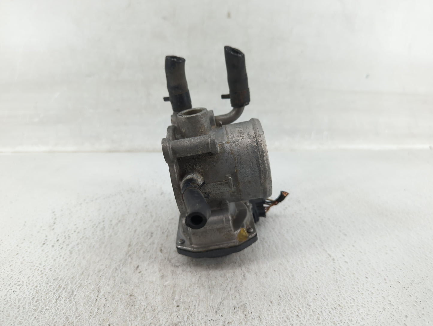 2012-2019 Kia Rio Throttle Body P/N:35100-2B300 Fits Fits 2012 2013 2014 2015 2016 2017 2018 2019 OEM Used Auto Parts - Oemu
