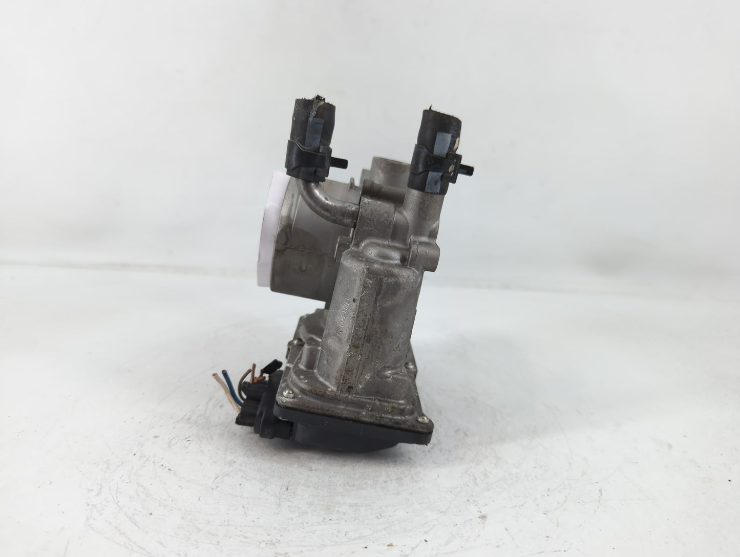 2012-2019 Kia Rio Throttle Body P/N:35100-2B300 Fits Fits 2012 2013 2014 2015 2016 2017 2018 2019 OEM Used Auto Parts - Oemu