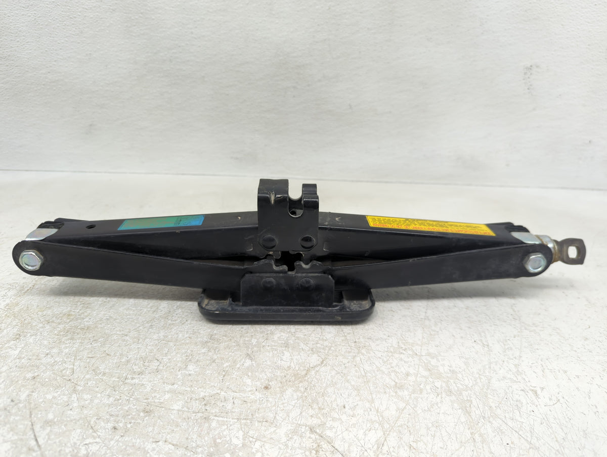 2013 Kia Sorento Spare Scissor Car Jack 1157461 - Oemusedautoparts1.com