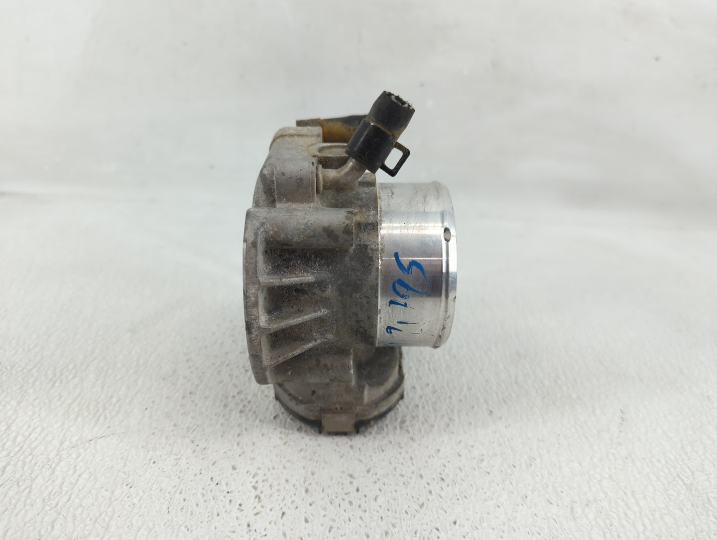 2012-2015 Kia Sorento Throttle Body P/N:35100-2G700 Fits Fits 2011 2012 2013 2014 2015 2016 OEM Used Auto Parts - Oemusedaut