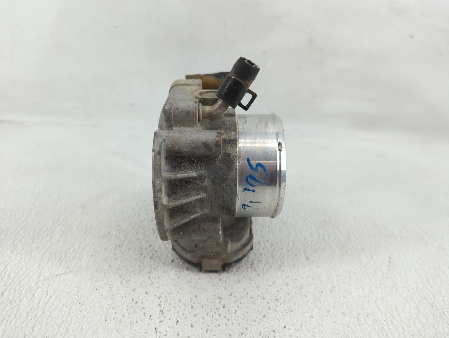 2012-2015 Kia Sorento Throttle Body P/N:35100-2G700 Fits Fits 2011 2012 2013 2014 2015 2016 OEM Used Auto Parts - Oemusedaut
