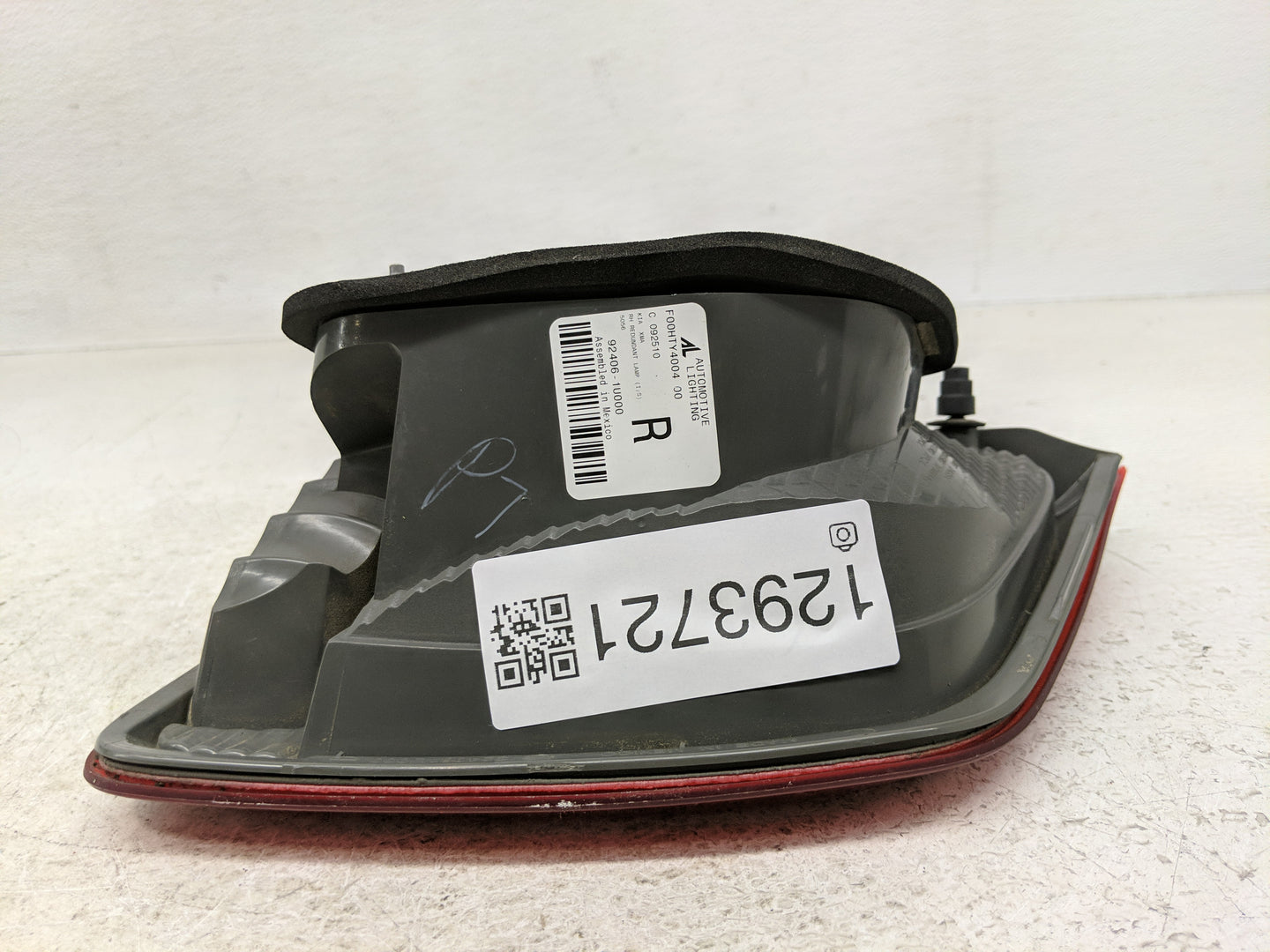 2011-2013 Kia Sorento Tail Light Assembly Passenger Right OEM P/N:92406-1U000 Fits Fits 2011 2012 2013 OEM Used Auto Parts -