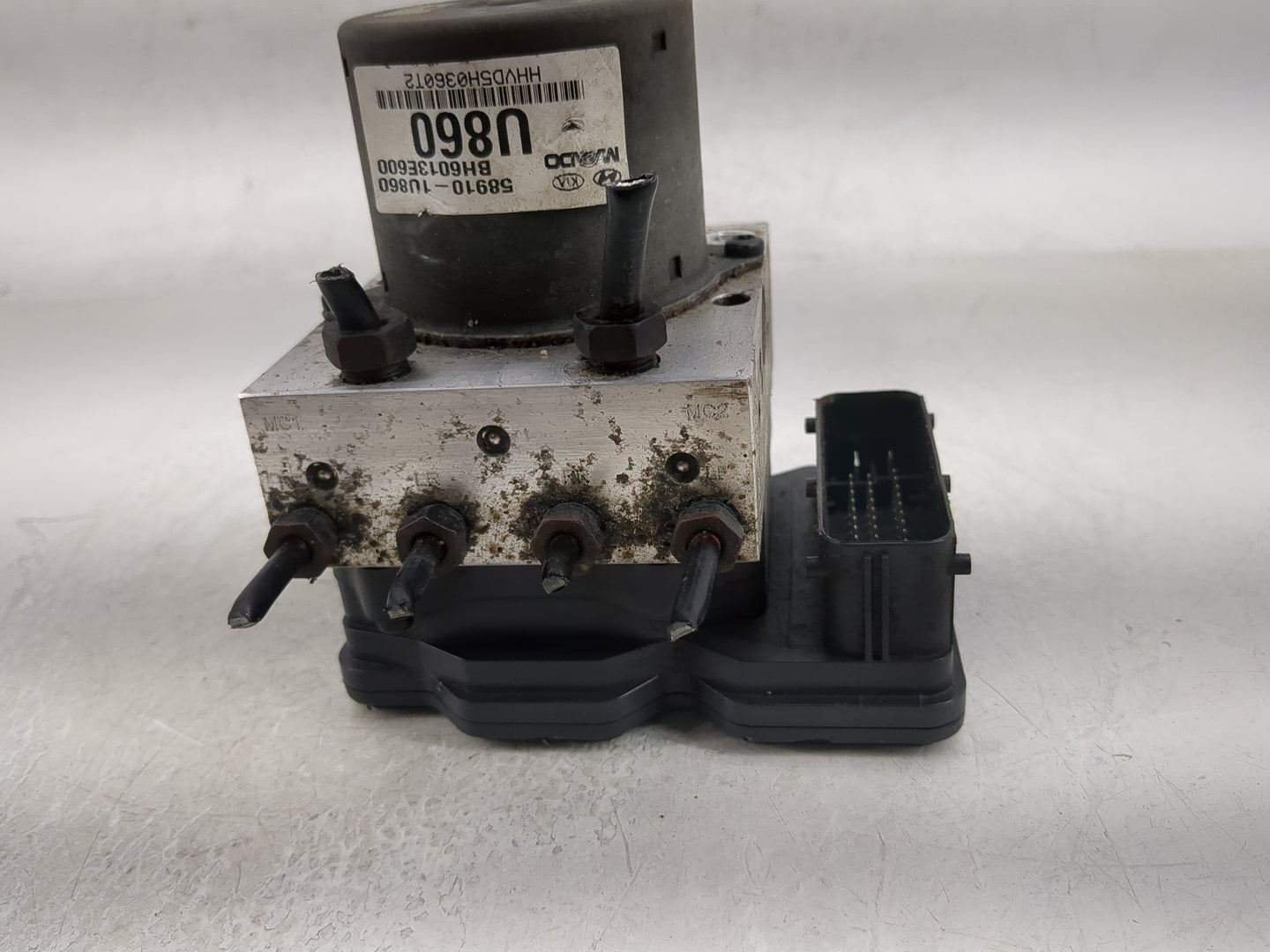 2011-2013 Kia Sorento ABS Pump Control Module Replacement P/N:58910-1U860 58910-1U960 Fits Fits 2011 2012 2013 OEM Used Auto