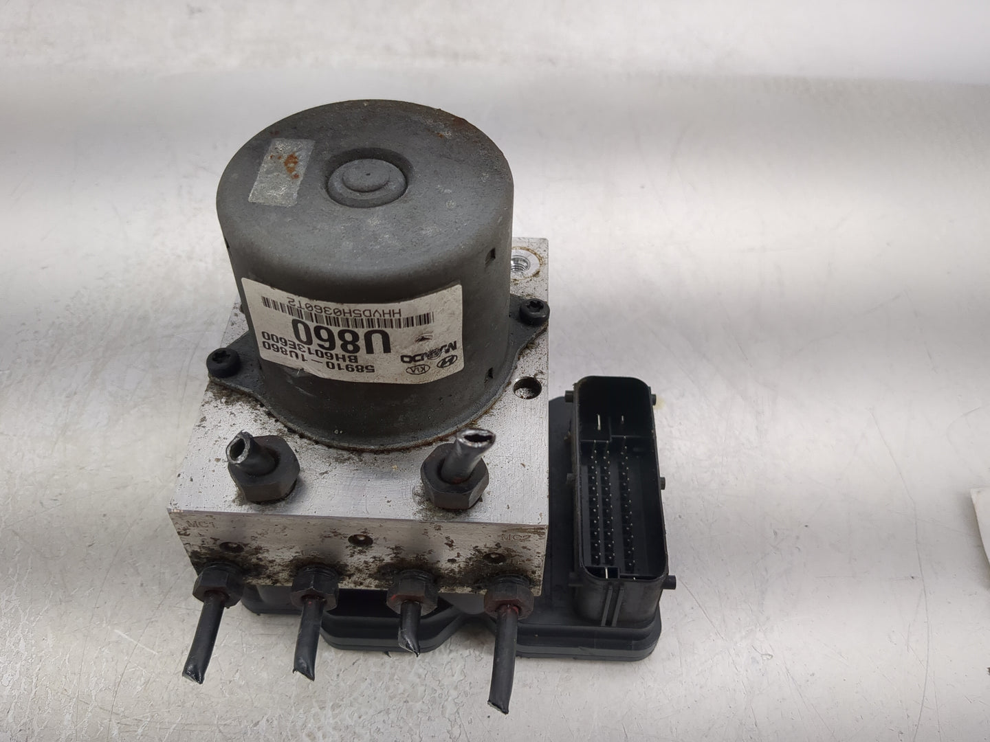 2011-2013 Kia Sorento ABS Pump Control Module Replacement P/N:58910-1U860 58910-1U960 Fits Fits 2011 2012 2013 OEM Used Auto