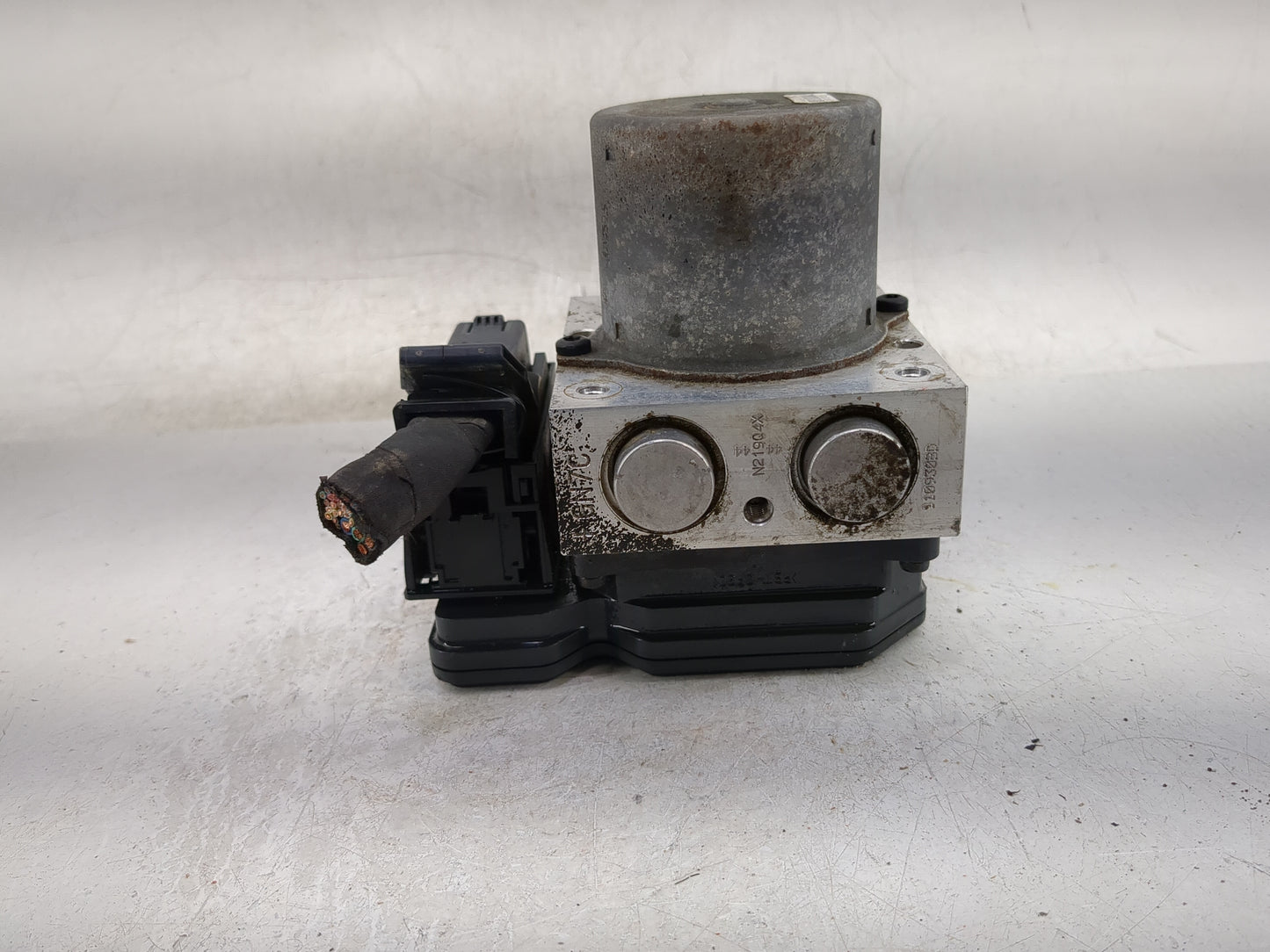 2011-2013 Kia Sorento ABS Pump Control Module Replacement P/N:58910-1U860 58910-1U960 Fits Fits 2011 2012 2013 OEM Used Auto
