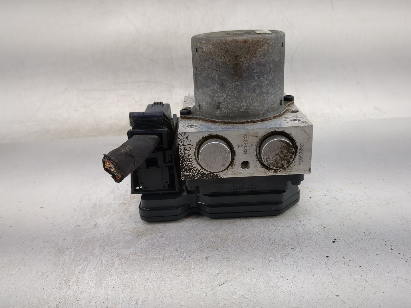 2011-2013 Kia Sorento ABS Pump Control Module Replacement P/N:58910-1U860 58910-1U960 Fits Fits 2011 2012 2013 OEM Used Auto