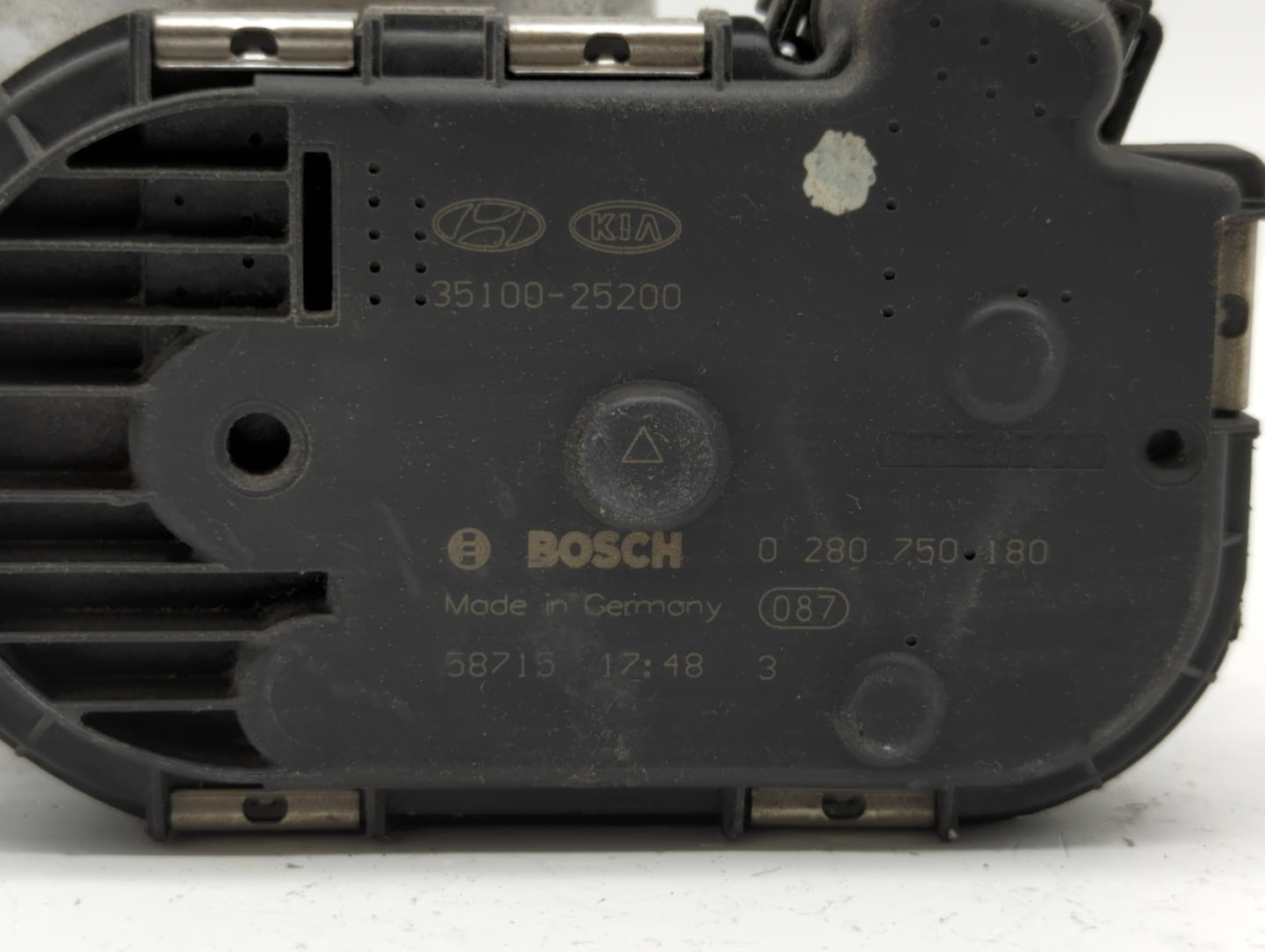 2011-2013 Kia Sorento Throttle Body P/N:35100-25400 35100-25200 Fits Fits 2006 2007 2008 2009 2010 2011 2012 2013 OEM Used A