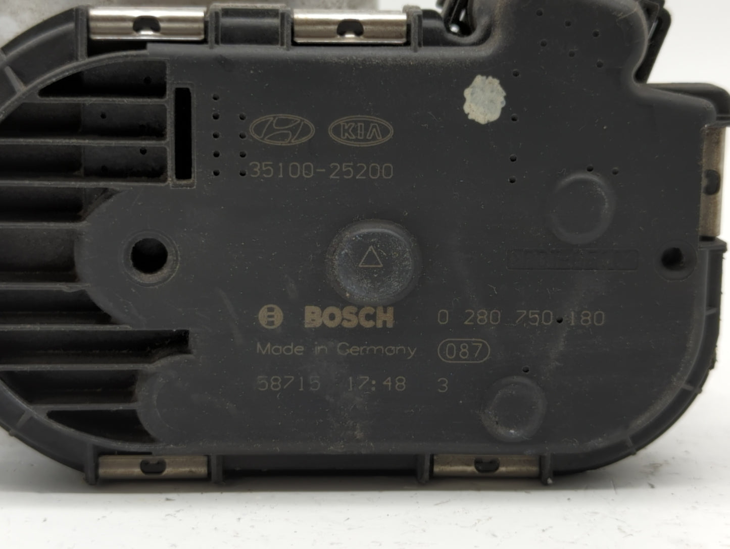 2011-2013 Kia Sorento Throttle Body P/N:35100-25400 35100-25200 Fits Fits 2006 2007 2008 2009 2010 2011 2012 2013 OEM Used A