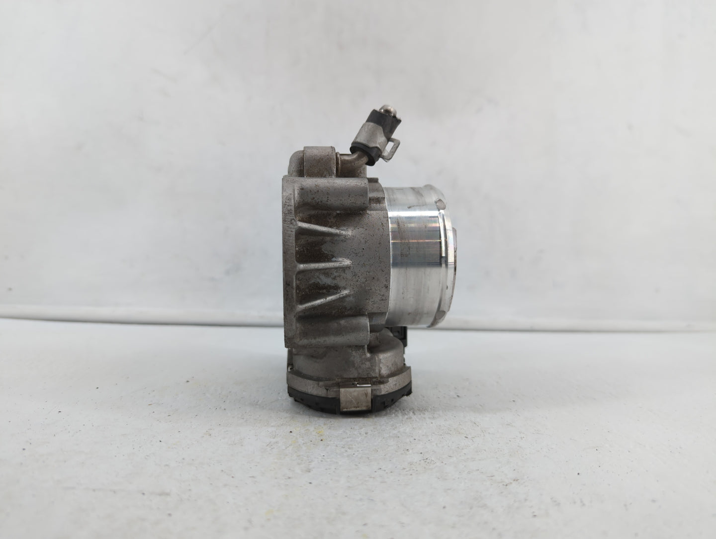 2012-2015 Kia Sorento Throttle Body P/N:35100-2G700 Fits Fits 2011 2012 2013 2014 2015 2016 OEM Used Auto Parts - Oemusedaut