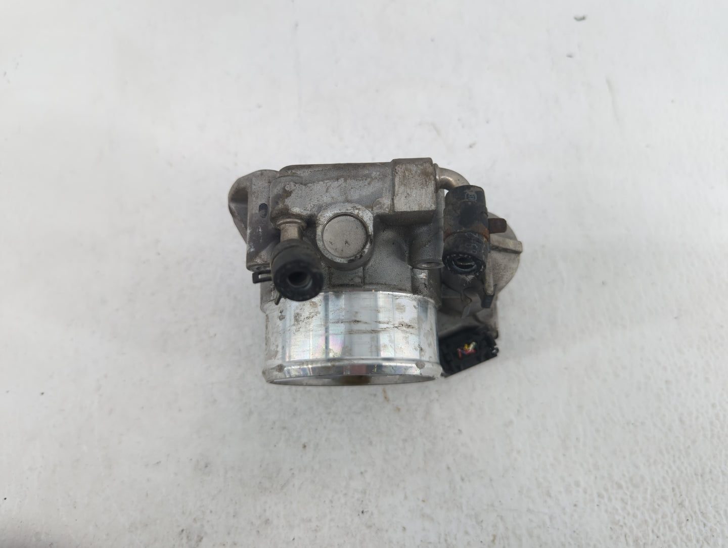 2012-2015 Kia Sorento Throttle Body P/N:35100-2G700 Fits Fits 2011 2012 2013 2014 2015 2016 OEM Used Auto Parts - Oemusedaut
