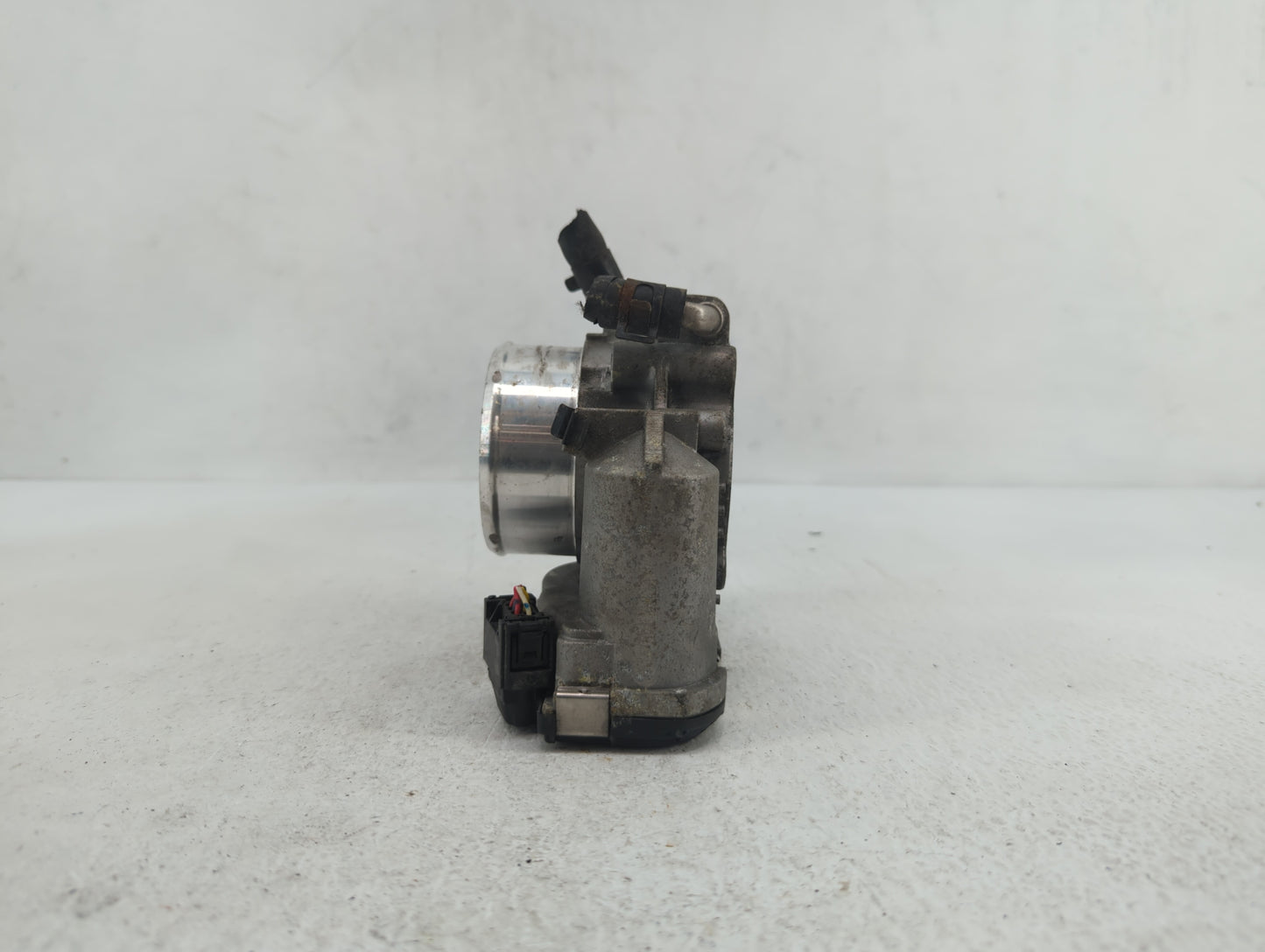 2012-2015 Kia Sorento Throttle Body P/N:35100-2G700 Fits Fits 2011 2012 2013 2014 2015 2016 OEM Used Auto Parts - Oemusedaut