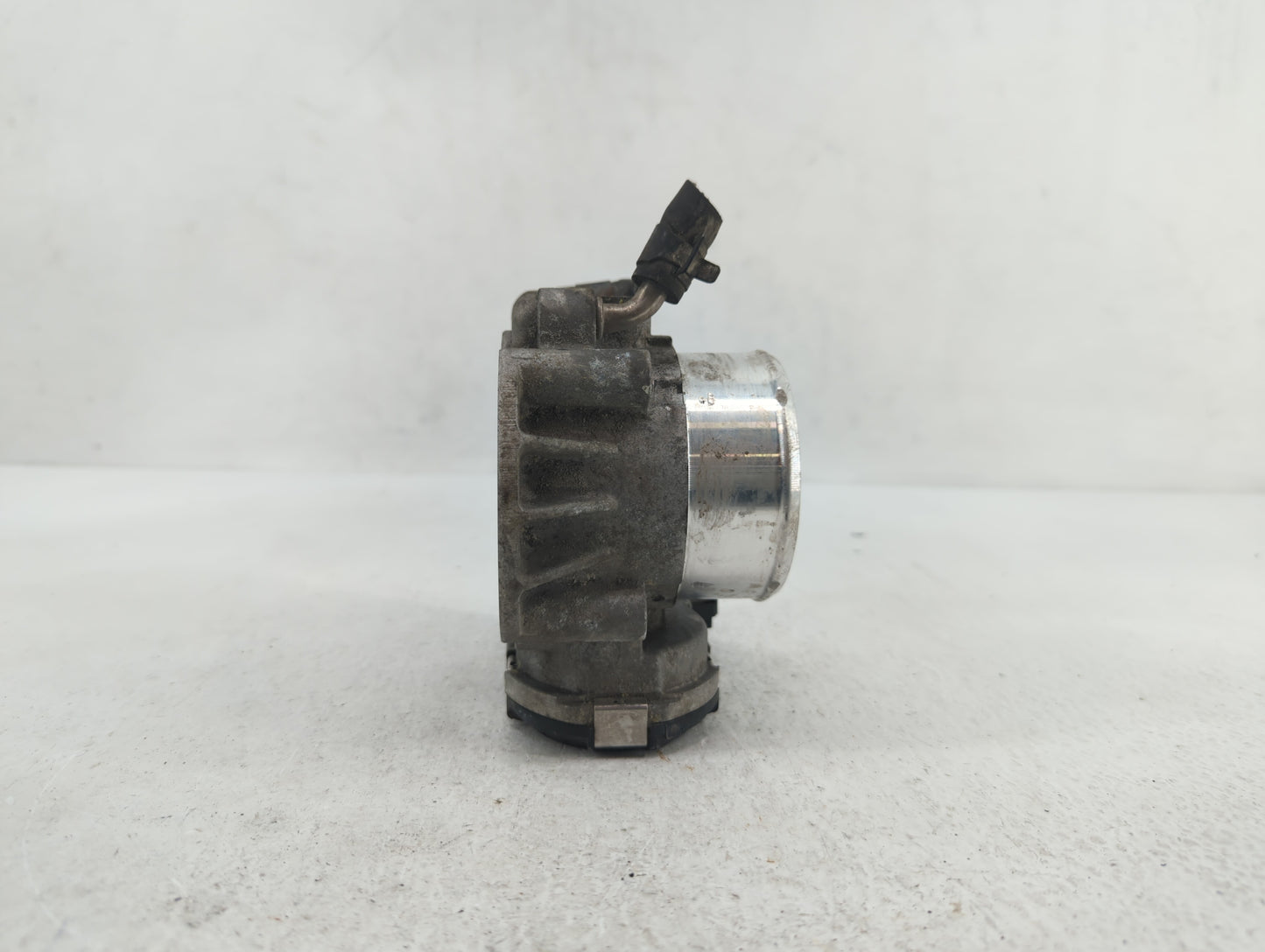 2012-2015 Kia Sorento Throttle Body P/N:35100-2G700 Fits Fits 2011 2012 2013 2014 2015 2016 OEM Used Auto Parts - Oemusedaut