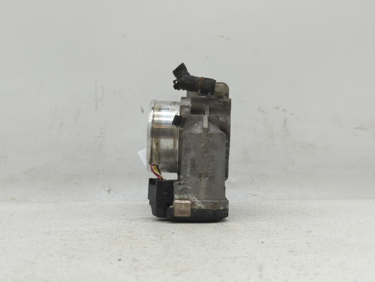 2012-2015 Kia Sorento Throttle Body P/N:35100-2G700 Fits Fits 2011 2012 2013 2014 2015 2016 OEM Used Auto Parts - Oemusedaut