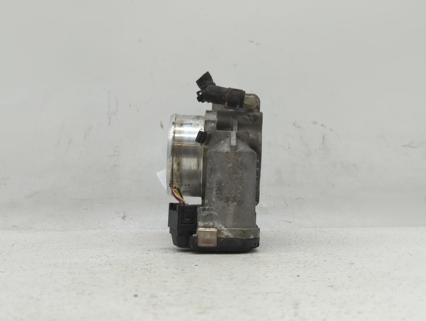2012-2015 Kia Sorento Throttle Body P/N:35100-2G700 Fits Fits 2011 2012 2013 2014 2015 2016 OEM Used Auto Parts - Oemusedaut