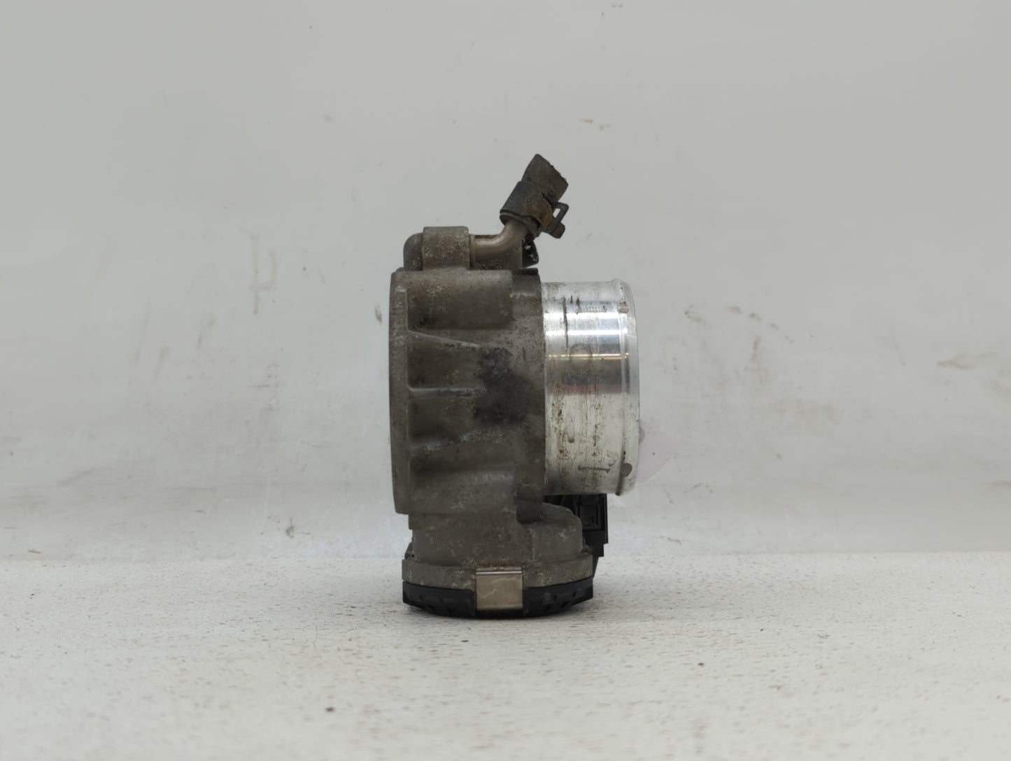 2012-2015 Kia Sorento Throttle Body P/N:35100-2G700 Fits Fits 2011 2012 2013 2014 2015 2016 OEM Used Auto Parts - Oemusedaut