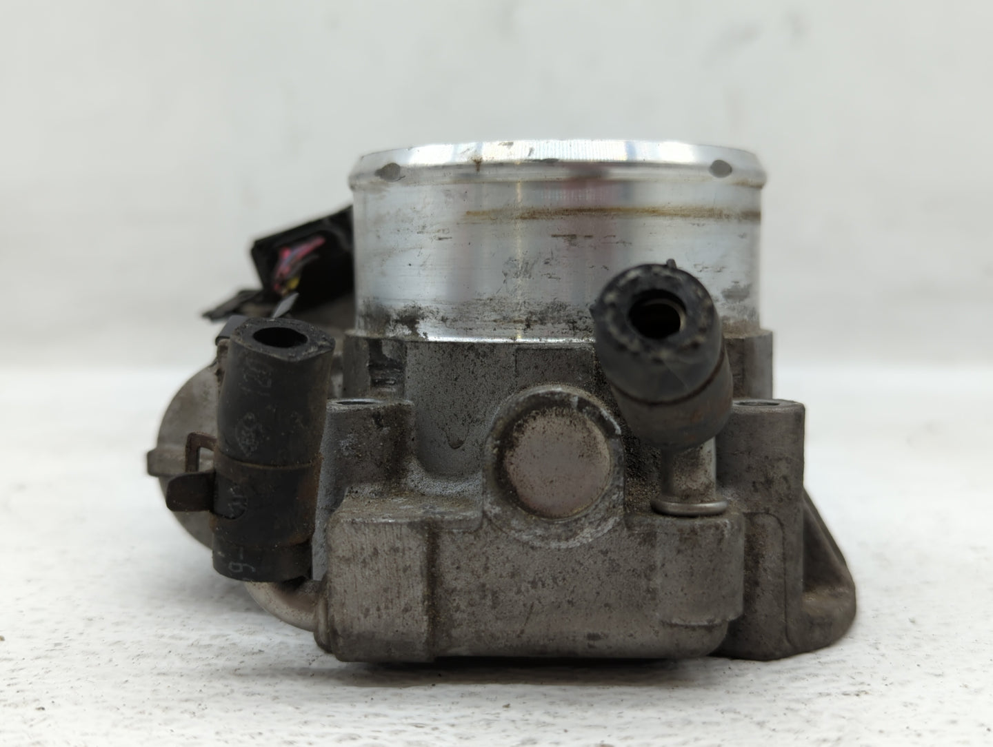 2012-2015 Kia Sorento Throttle Body P/N:35100-2G700 Fits Fits 2011 2012 2013 2014 2015 2016 OEM Used Auto Parts - Oemusedaut