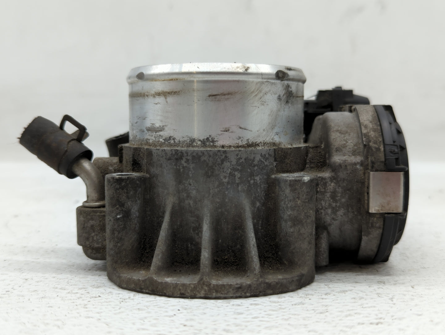 2012-2015 Kia Sorento Throttle Body P/N:35100-2G700 Fits Fits 2011 2012 2013 2014 2015 2016 OEM Used Auto Parts - Oemusedaut