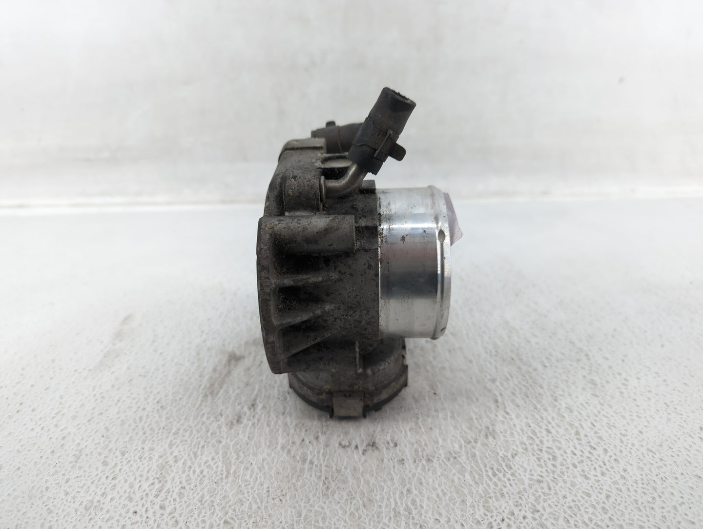 2012-2015 Kia Sorento Throttle Body P/N:35100-2G700 Fits Fits 2011 2012 2013 2014 2015 2016 OEM Used Auto Parts - Oemusedaut