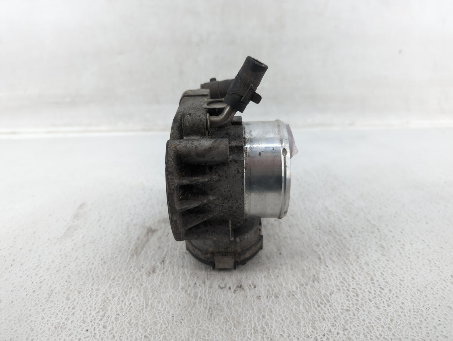 2012-2015 Kia Sorento Throttle Body P/N:35100-2G700 Fits Fits 2011 2012 2013 2014 2015 2016 OEM Used Auto Parts - Oemusedaut