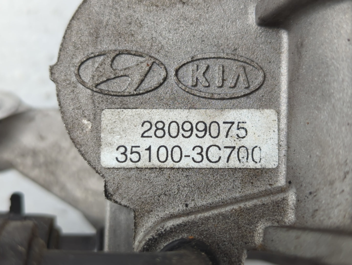 2011-2013 Kia Sorento Throttle Body P/N:35100-3C700 28099075 Fits Fits 2010 2011 2012 2013 2014 OEM Used Auto Parts - Oemuse