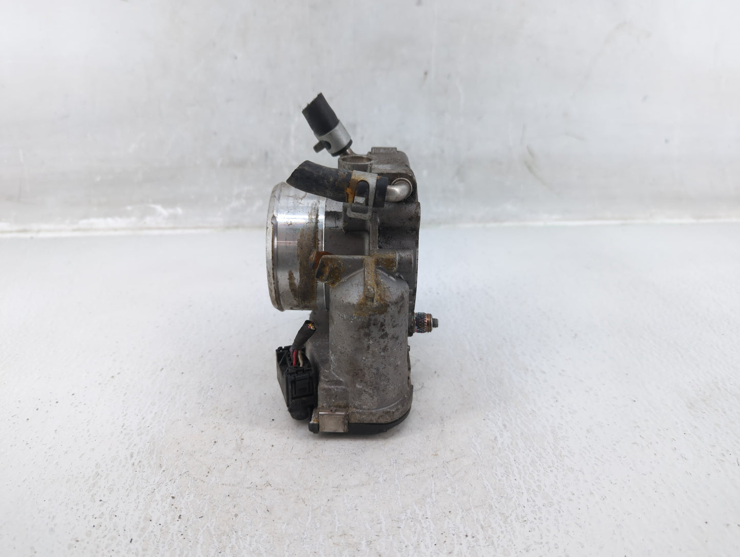 2012-2015 Kia Sorento Throttle Body P/N:35100-2G700 Fits Fits 2011 2012 2013 2014 2015 2016 OEM Used Auto Parts - Oemusedaut