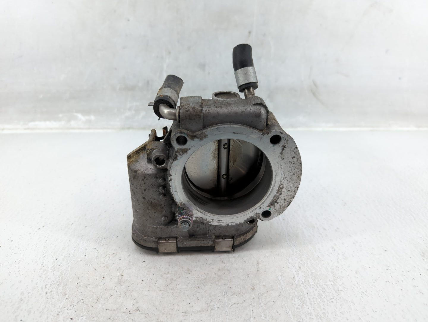 2012-2015 Kia Sorento Throttle Body P/N:35100-2G700 Fits Fits 2011 2012 2013 2014 2015 2016 OEM Used Auto Parts - Oemusedaut