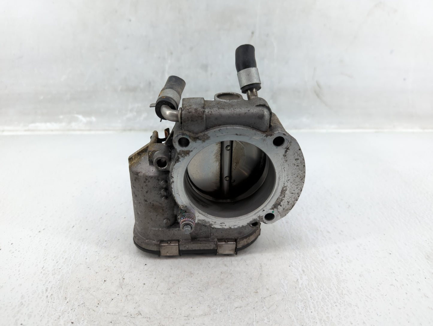 2012-2015 Kia Sorento Throttle Body P/N:35100-2G700 Fits Fits 2011 2012 2013 2014 2015 2016 OEM Used Auto Parts - Oemusedaut