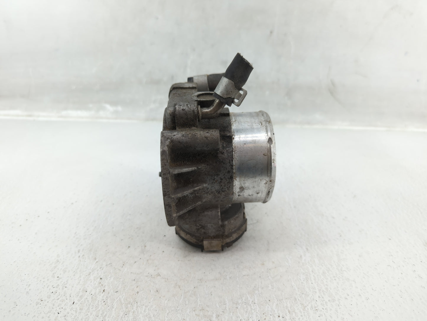 2012-2015 Kia Sorento Throttle Body P/N:35100-2G700 Fits Fits 2011 2012 2013 2014 2015 2016 OEM Used Auto Parts - Oemusedaut