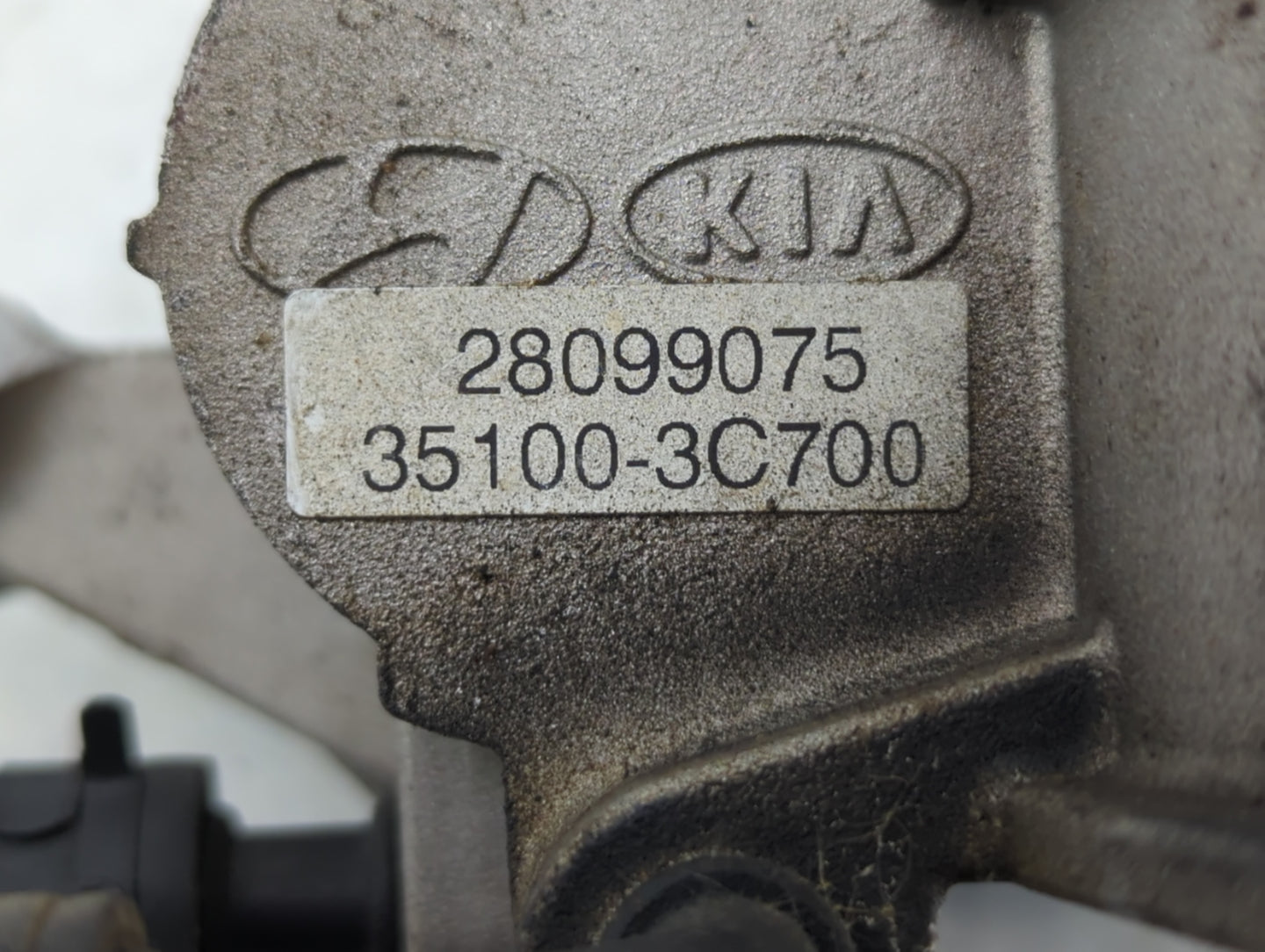 2011-2013 Kia Sorento Throttle Body P/N:35100-3C700 28099075 Fits Fits 2010 2011 2012 2013 2014 OEM Used Auto Parts - Oemuse