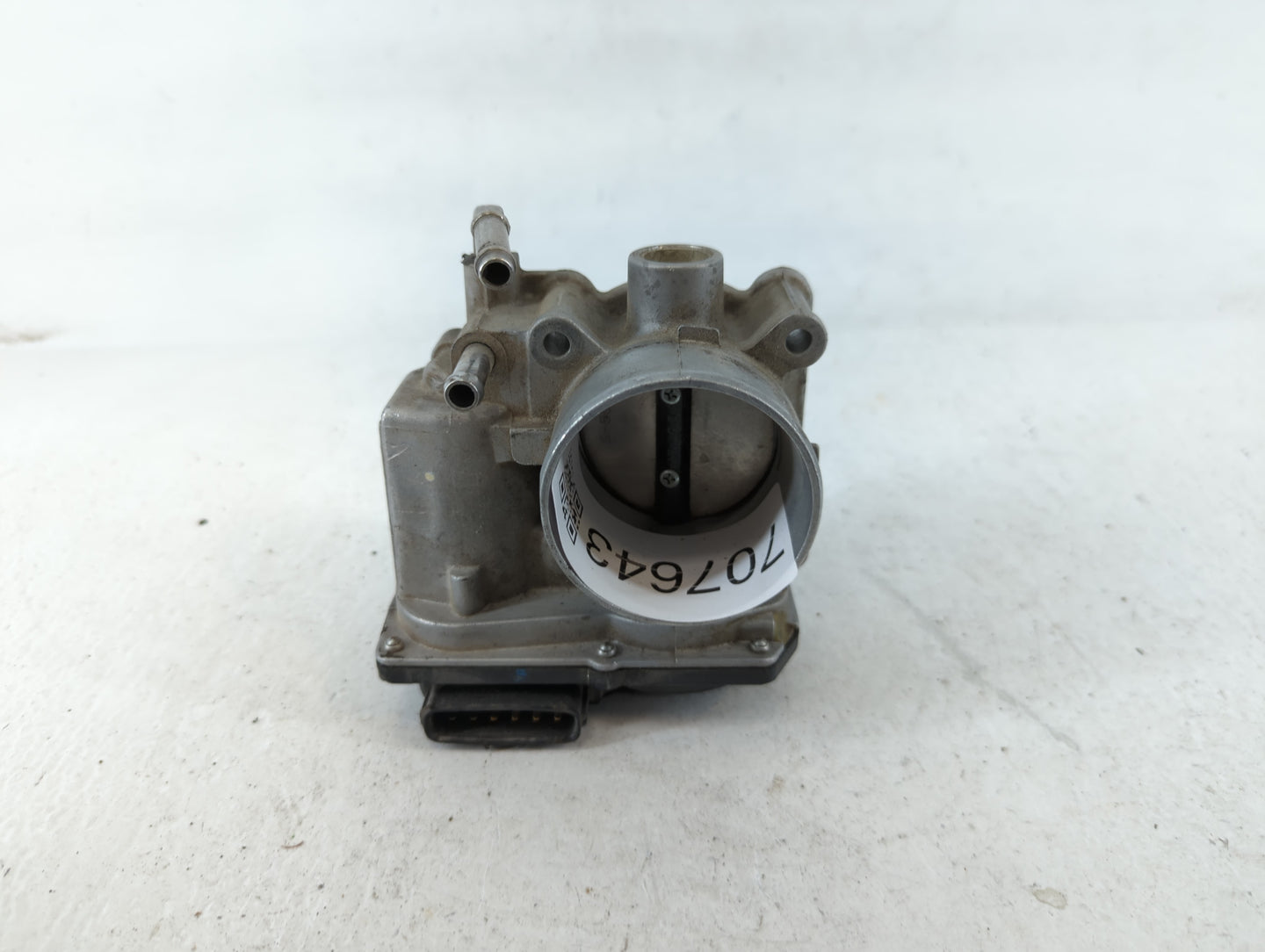 2011-2013 Kia Sorento Throttle Body P/N:22030-37010 Fits Fits 2010 2011 2012 2013 2014 OEM Used Auto Parts - Oemusedautopart