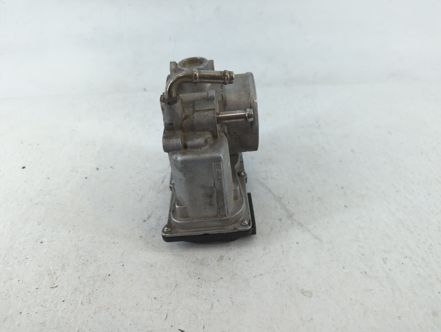 2011-2013 Kia Sorento Throttle Body P/N:22030-37010 Fits Fits 2010 2011 2012 2013 2014 OEM Used Auto Parts - Oemusedautopart