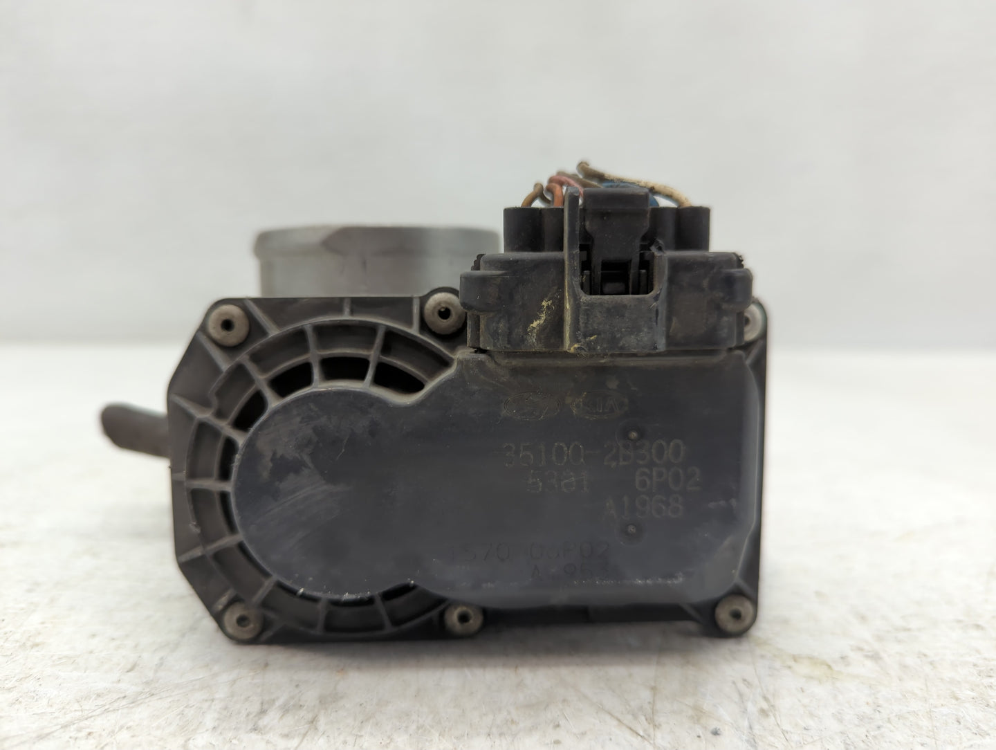 2012-2019 Kia Soul Throttle Body P/N:35100-2B300 Fits Fits 2012 2013 2014 2015 2016 2017 2018 2019 OEM Used Auto Parts - Oem