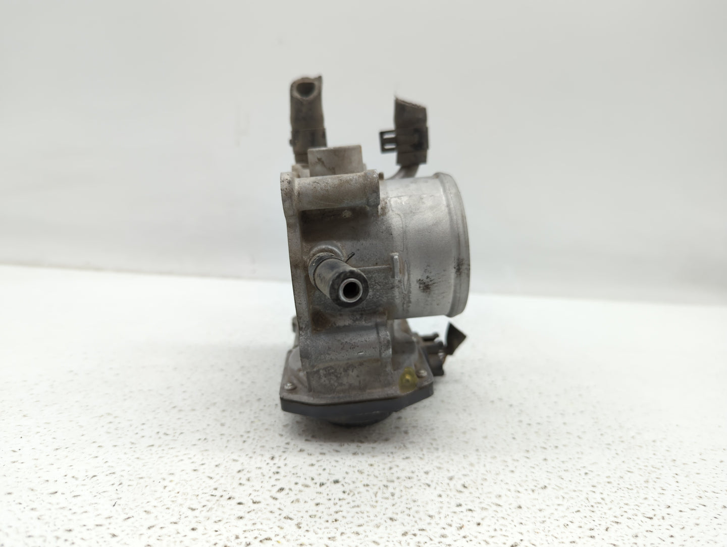2012-2019 Kia Soul Throttle Body P/N:35100-2B300 Fits Fits 2012 2013 2014 2015 2016 2017 2018 2019 OEM Used Auto Parts - Oem