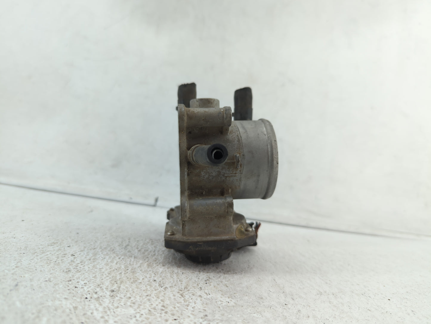 2012-2019 Kia Soul Throttle Body P/N:35100-2B300 Fits Fits 2012 2013 2014 2015 2016 2017 2018 2019 OEM Used Auto Parts - Oem