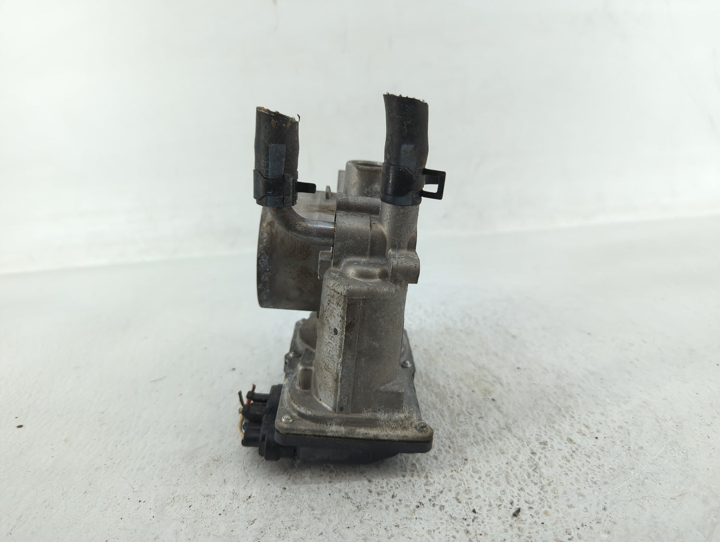 2012-2019 Kia Soul Throttle Body P/N:35100-2B300 Fits Fits 2012 2013 2014 2015 2016 2017 2018 2019 OEM Used Auto Parts - Oem