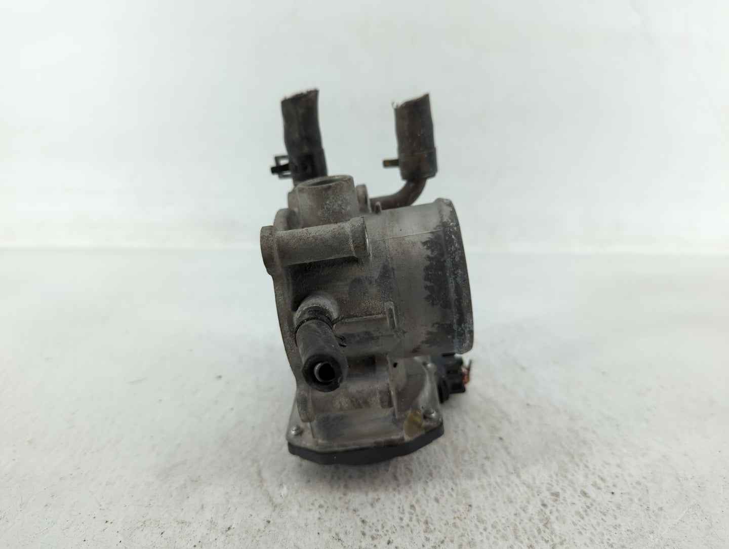 2012-2019 Kia Soul Throttle Body P/N:35100-2B300 Fits Fits 2012 2013 2014 2015 2016 2017 2018 2019 OEM Used Auto Parts - Oem