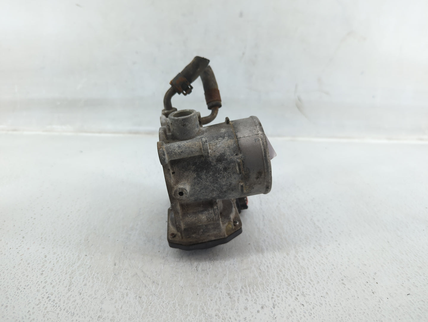 2012-2013 Kia Soul Throttle Body P/N:35100-2E400 Fits Fits 2012 2013 2014 2015 2016 2018 2019 2020 2021 OEM Used Auto Parts 
