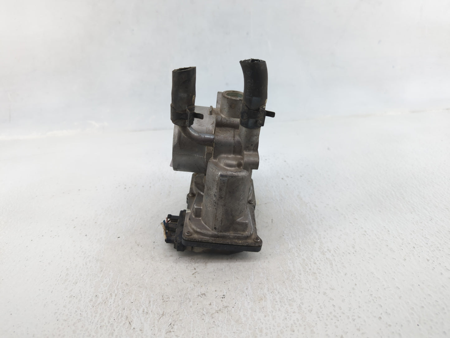 2012-2019 Kia Soul Throttle Body P/N:35100-2B300 Fits Fits 2012 2013 2014 2015 2016 2017 2018 2019 OEM Used Auto Parts - Oem