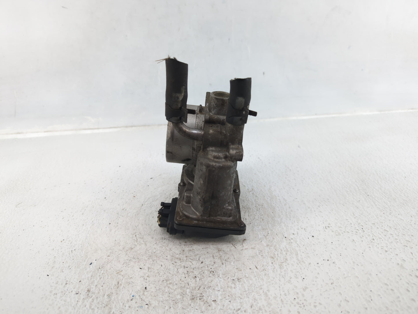 2012-2019 Kia Soul Throttle Body P/N:35100-2B300 Fits Fits 2012 2013 2014 2015 2016 2017 2018 2019 OEM Used Auto Parts - Oem