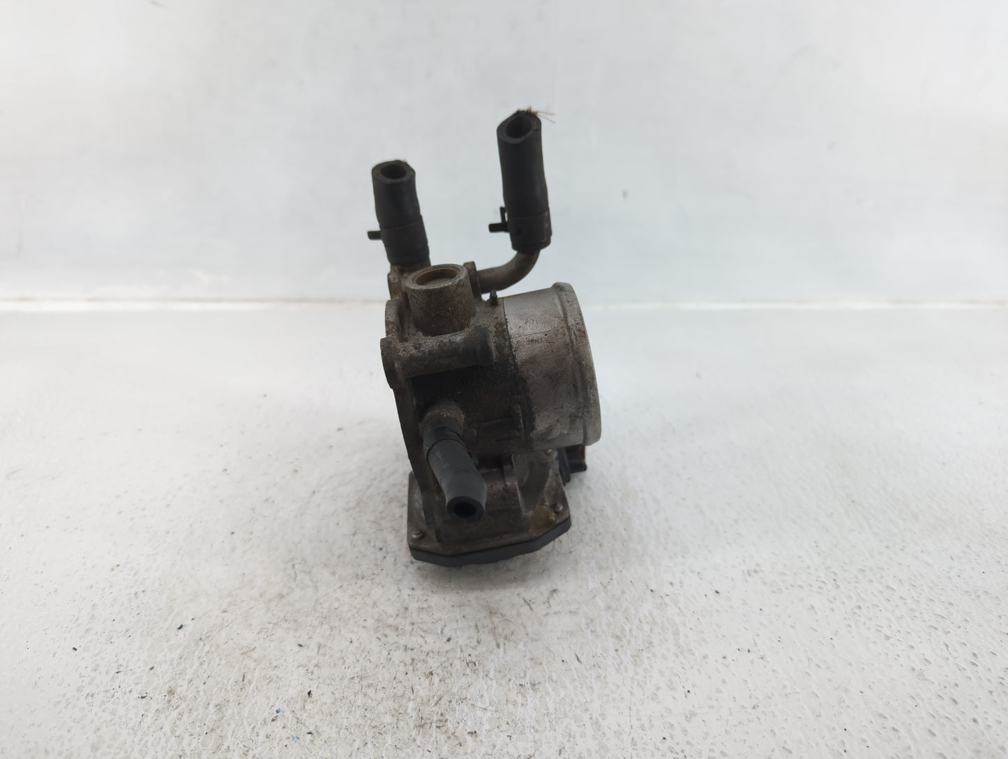 2012-2019 Kia Soul Throttle Body P/N:35100-2B300 Fits Fits 2012 2013 2014 2015 2016 2017 2018 2019 OEM Used Auto Parts - Oem