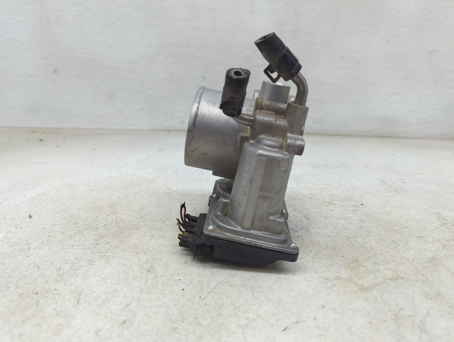 2012-2013 Kia Soul Throttle Body P/N:35100-2E400 Fits Fits 2012 2013 2014 2015 2016 2018 2019 2020 2021 OEM Used Auto Parts 