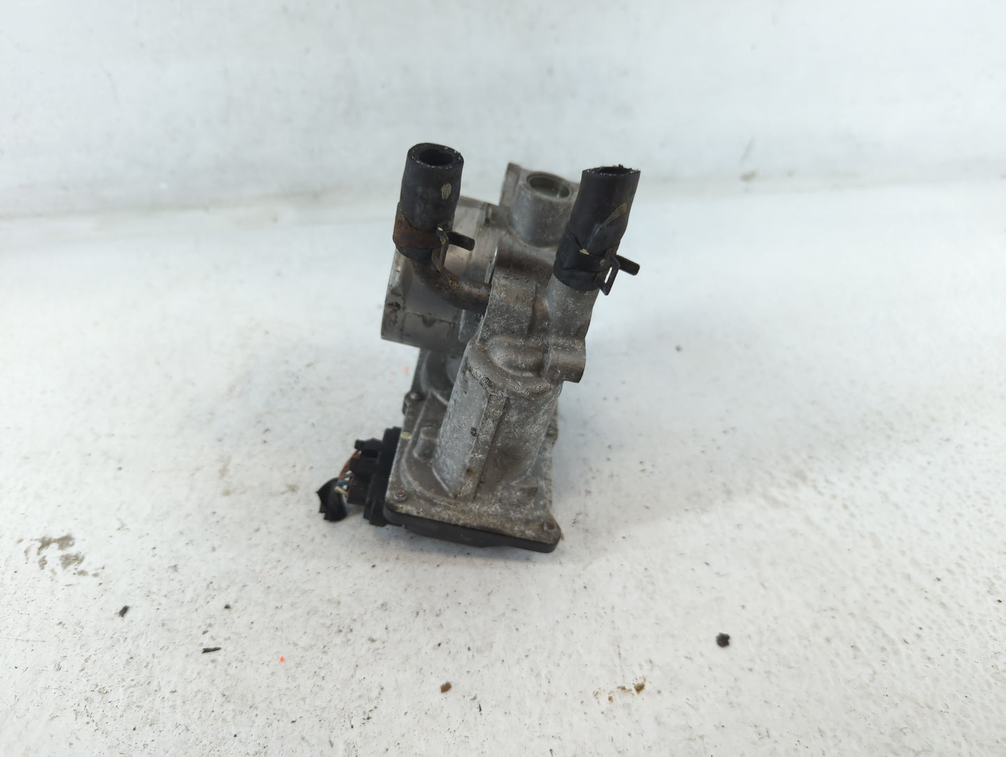 2012-2019 Kia Soul Throttle Body P/N:35100-2B300 Fits Fits 2012 2013 2014 2015 2016 2017 2018 2019 OEM Used Auto Parts - Oem