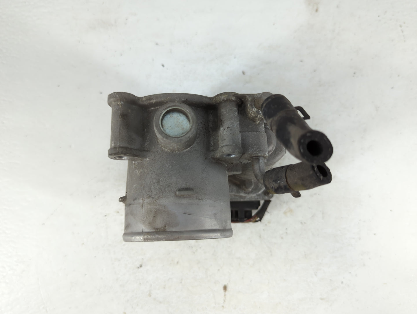 2012-2013 Kia Soul Throttle Body P/N:35100-2E400 Fits Fits 2012 2013 2014 2015 2016 2018 2019 2020 2021 OEM Used Auto Parts 