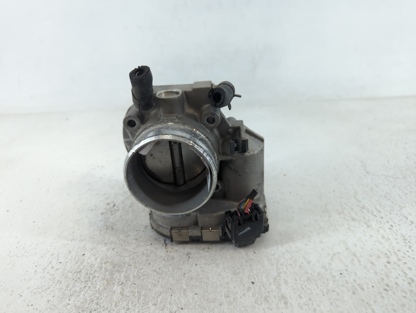 2011-2013 Kia Sportage Throttle Body P/N:35100-25400 Fits Fits 2006 2007 2008 2009 2010 2011 2012 2013 OEM Used Auto Parts -