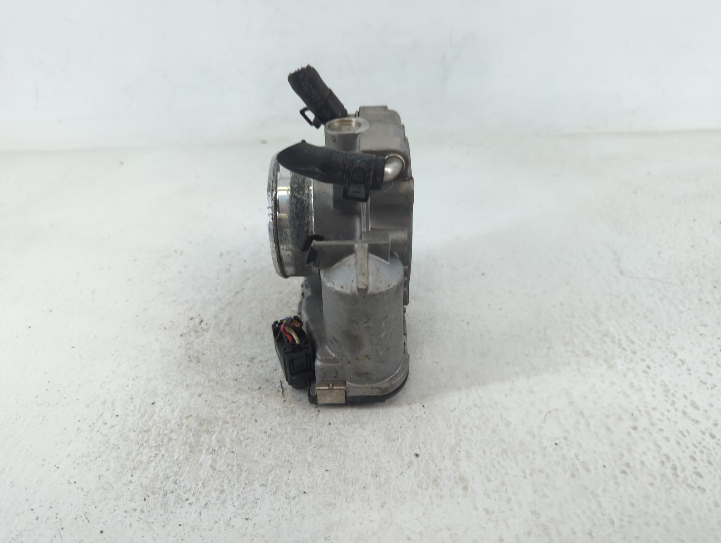 2011-2013 Kia Sportage Throttle Body P/N:35100-25400 Fits Fits 2006 2007 2008 2009 2010 2011 2012 2013 OEM Used Auto Parts -