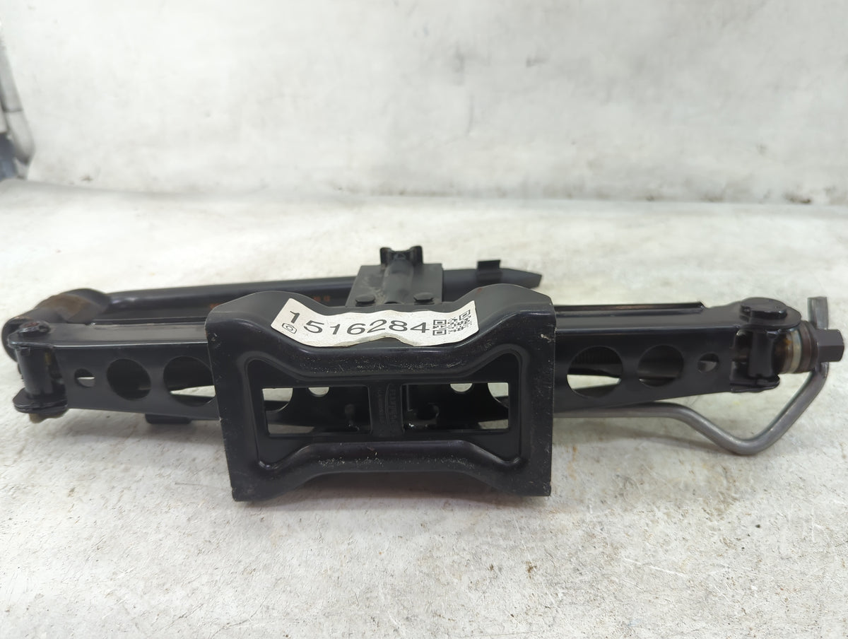 2013 Land Rover Evoque Spare Scissor Car Jack - Oemusedautoparts1.com