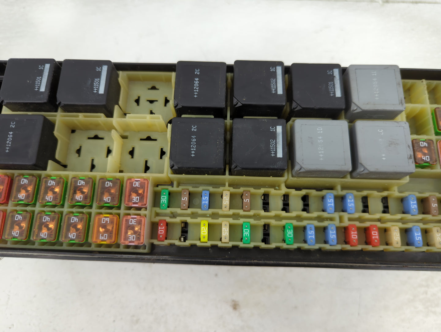 2010-2013 Land Rover Lr4 Fusebox Fuse Box Panel Relay Module P/N:CH22-14290-BB Fits Fits 2010 2011 2012 2013 OEM Used Auto P