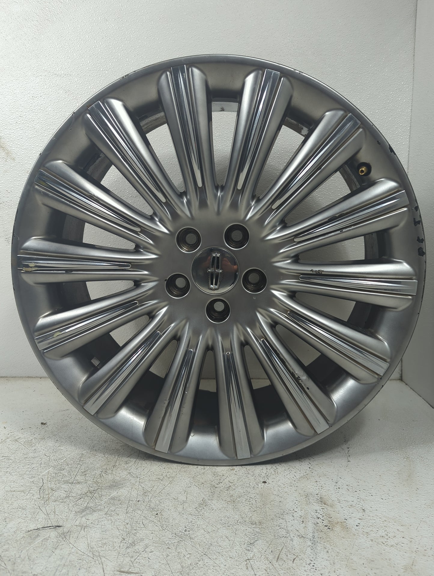 2013 Lincoln Mks Oem Wheel Rim - Oemusedautoparts1.com