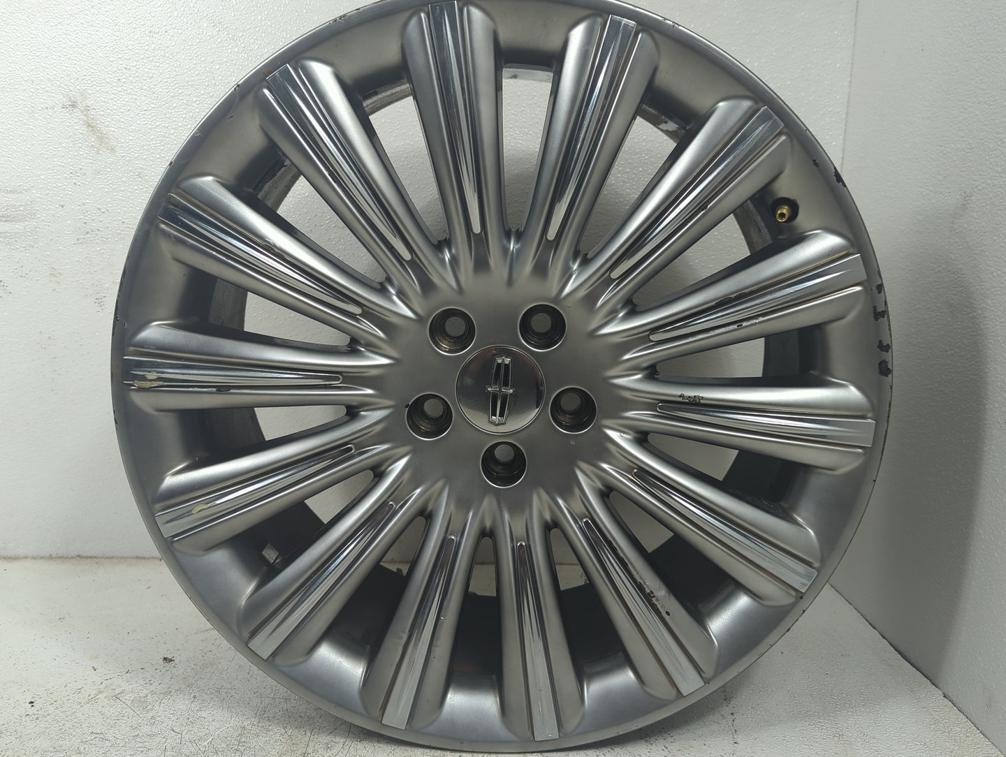 2013 Lincoln Mks Oem Wheel Rim - Oemusedautoparts1.com
