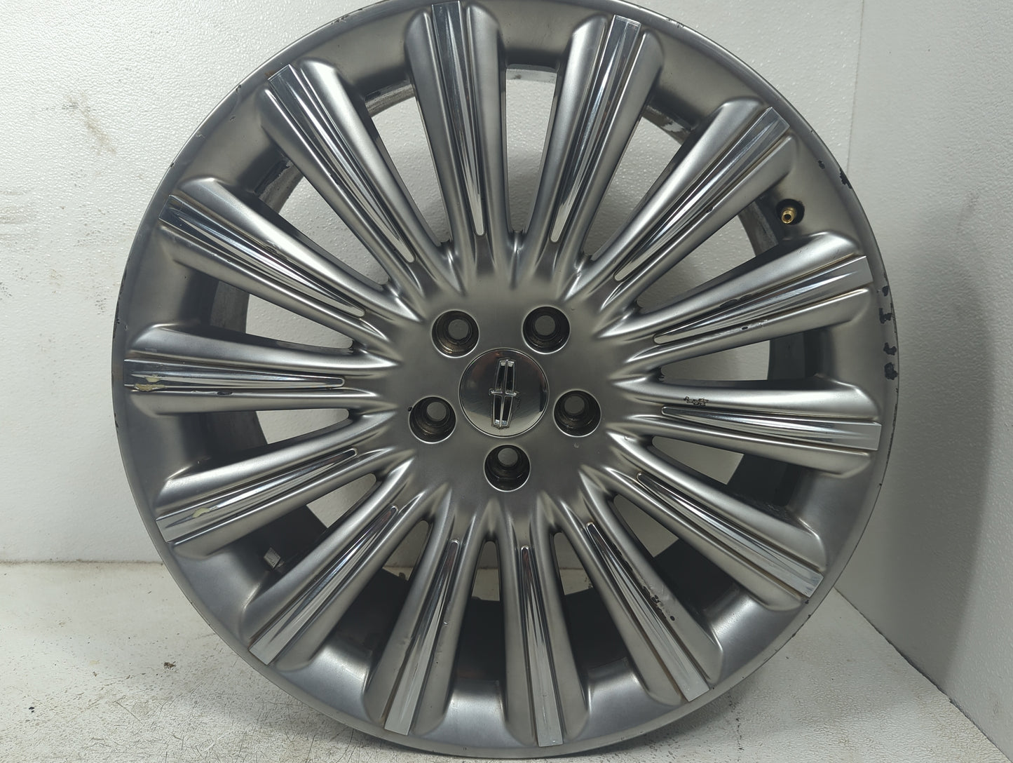 2013 Lincoln Mks Oem Wheel Rim - Oemusedautoparts1.com
